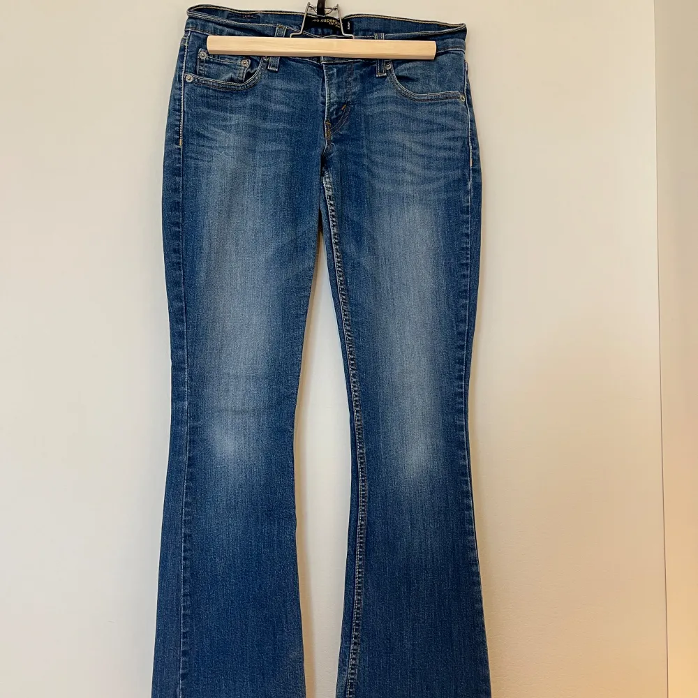 Säljer dessa supersnygga vintage Levi’s 524 jeansen då de tyvärr är försmå. De är lågmidjade och utsvängda/ bootcut. Knappt använda💗. Midjemått 37 cm, hela jeans längd är 96 cm och innerbenslängden 78 cm.. Jeans & Byxor.