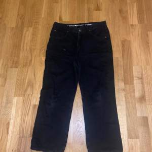 Svarta jeans från Never denim❤️knappt använda och i bra skick💗