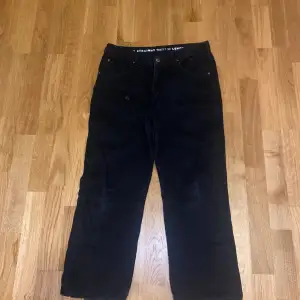 Svarta jeans från Never denim❤️knappt använda och i bra skick💗
