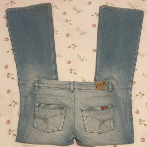 Ljusblåa lågmidjade bootcut jeans - För snygga ljusblåa lågmidjade bootcut jeans💯💗 säljer då dom tyvärr e för korta för mig. Från märket vila!