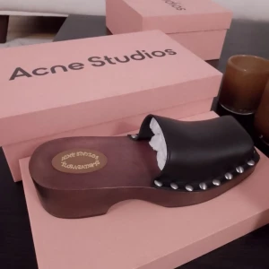 Acne Studios skor - Jag säljer ett par helt nya, oanvända Acne Studios skor (modell: FN-WN-SHOE000709) i storlek 38-39. De är svarta, superchica. Skicka ett meddelande om du vill veta mer eller om du vill komma och kika på dem. Ser fram emot att höra från dig! 📩👟