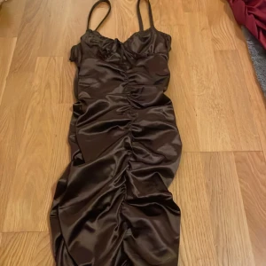 Brun kläning med shrunch - Inte använd 