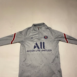 PSG tröja  - PSG tröja i bra skick, inga hål eller fläckar. Storlek M, Säljer då den inte passar mig längre. 