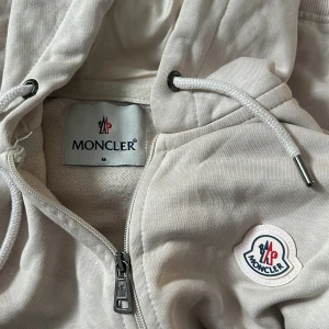 Moncler hoodie - Inte äkta, aldrig använd. Passar S-M