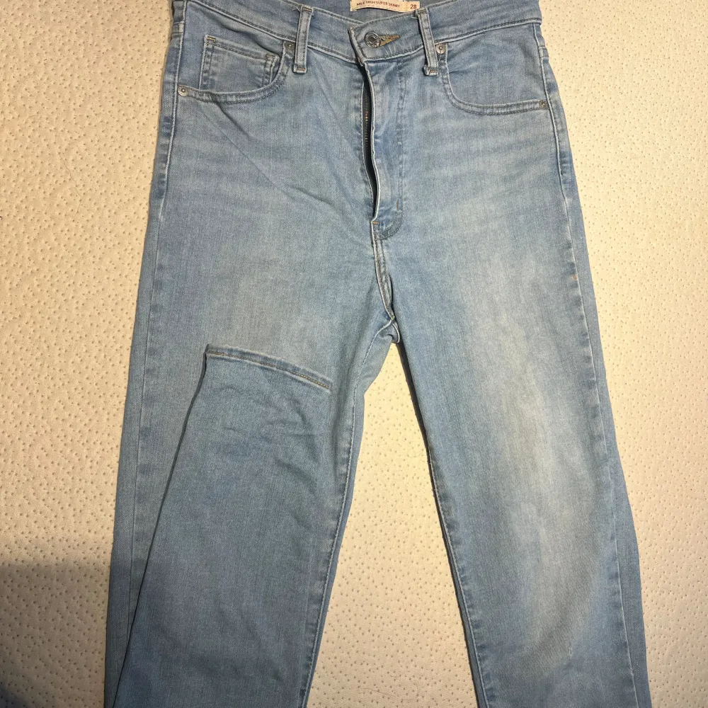Skinny jeans  Litet hål vid knät. Jeans & Byxor.