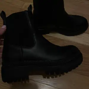 Svarta boots i storlek 36