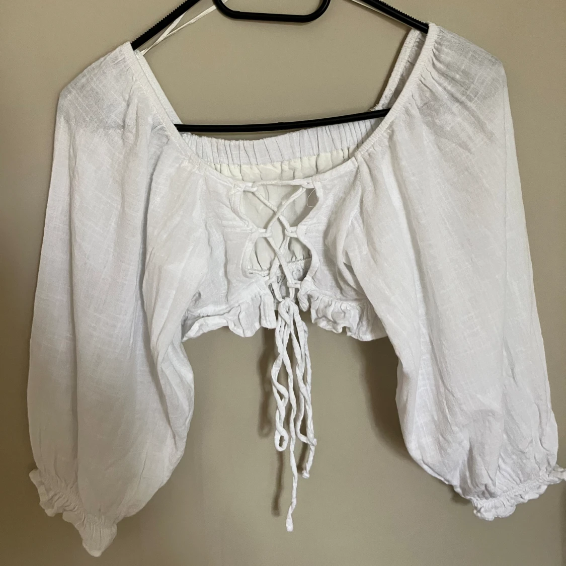 Vit crop-top med långa puffärmar  - 90