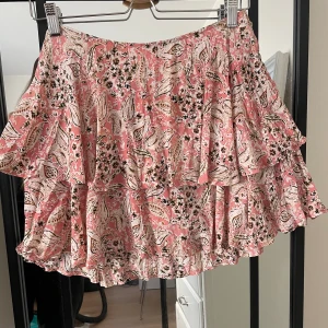 Volangkjol Zara - En rosa mönstrig volangkjol från zara! Knappt använd! I storlek S
