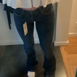 Zara jeans  - Fina mörkblå jeans ifrån zara som passar till allt