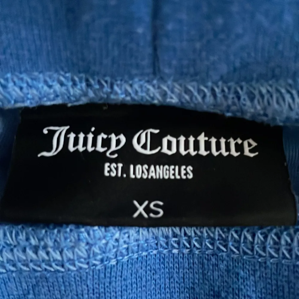 Säljer mina jätte fina juicy couture byxor som har jag har haft i nästan 2 år och har aldrig kommit till användning eftersom jag inte gillade färgen så mycket. Dom är nästan som nyskick men har änvänt 1-2 gånger, skriv efter frågor. Nypriset var 1200. Jeans & Byxor.