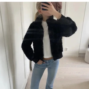 Teddy jacka - Så fin svart Teddy jacka, bra skick, priset kan diskuteras😊 (lånade bilder) 