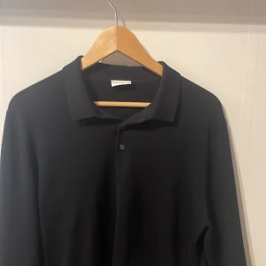 John Henric rugby tröja  - Säljer en stilren rugby tröja från John Henric. Nypris 1000. Skick 9/10, inga defekter. 100% merinoull