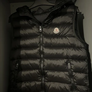 Moncler väst - Som ni ser är tagsen bort dragna då nån snott den från mig förut, därför är den till så billigt pris. Bortsätt från de är den i ett stabilt skick. Pris går att diskutera vid snabb affär eller byten.