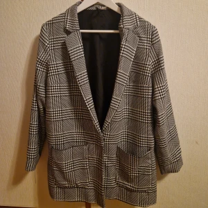 Kavaj/blazer - Nästintill oanvänd. Har för det mest hängt på en galge i garderoben. Två djupa fickor framtill.