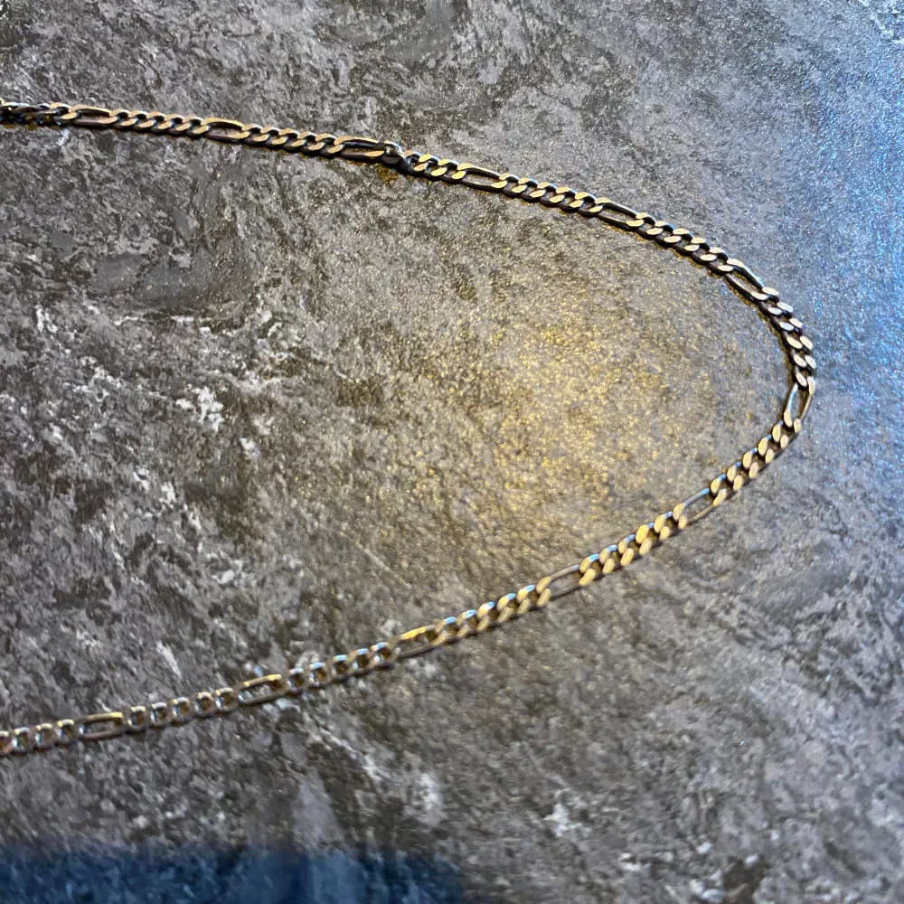 Äkta 925 silver halsband som är använd. 45cm lång. Skriv om du har några frågor :). Accessoarer.