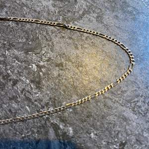 Äkta 925 silver halsband som är använd. 45cm lång. Skriv om du har några frågor :)