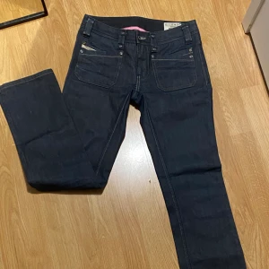 Diesel-jeans -  Bootcut diesel-jeans i jättebra skick, säljer för att de inte passar mig. Fråga för fler bilder🩷