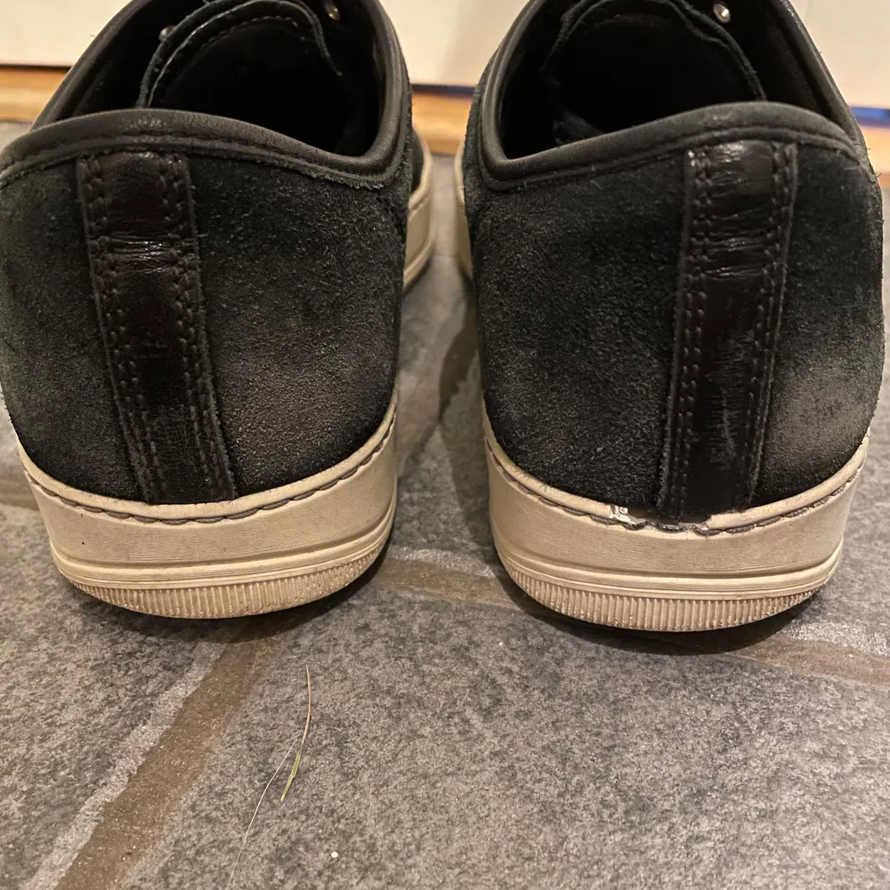 Säljer dessa lanvin cap toe i läder som är i bra skick. Storleken är UK 7 som passar 43 då dom är stora i storleken. Ny pris är 4500kr och mitt pris är 1499kr. Du får endast med skorna. Se defekt på sista bilden och därav är priset diskuterbart. . Skor.