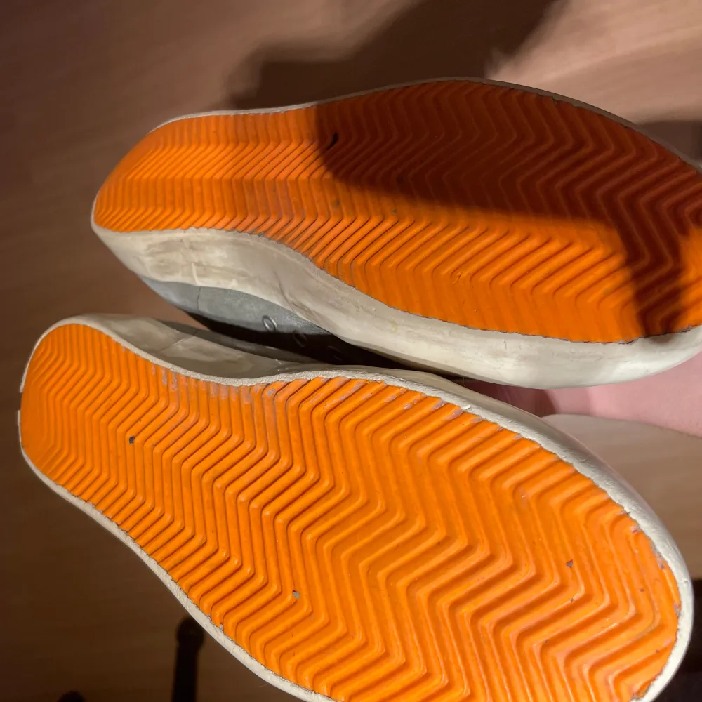 Sjukt snygga och unika golden goose skor perfekta för sommaren. Lite använda men ändå ganska bra skick. Storlek 42 men passar 43. . Skor.