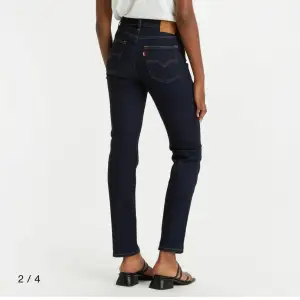 Levis jeans i modellen 724 high Rise straight. Kostar runt 1300kr nytt. Säljer dessa då de är för stora. Använd 2-3 gånger🌸.