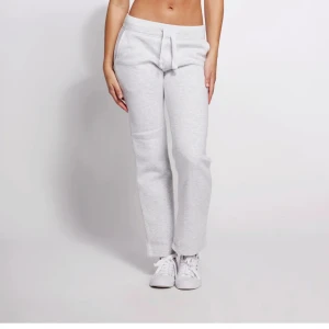 Russedress mjukisbyxor - Säljer mina mjukisbyxor från Russedress i storlek s, jag är 165 och de passar mig bra i längden💓