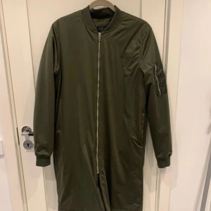 Jacka ZARA - Lång herrjacka från zara. Den är ny dock utan prislapp.  Fin grön färg och något glansigt material som det ofta är på bomberjackor. 