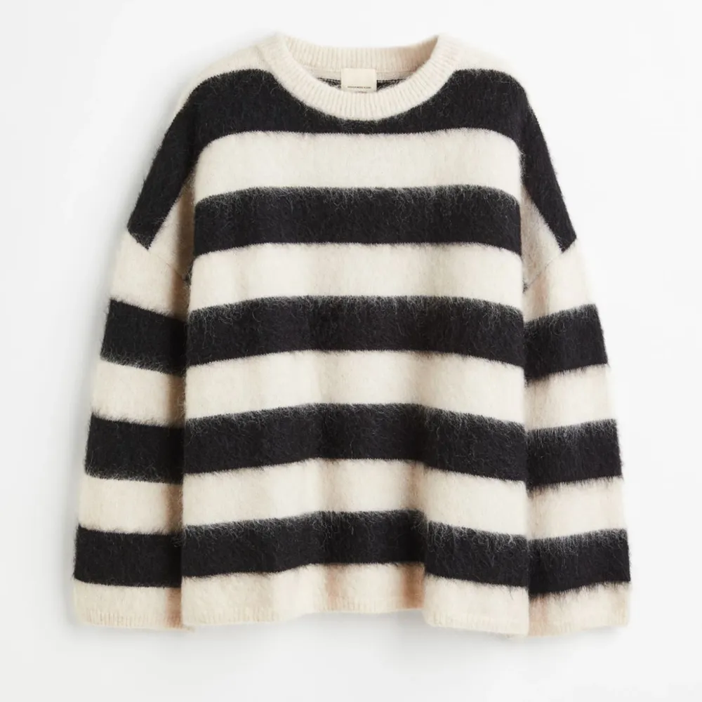 Säljer nu denna trendiga tröjan från Hm. Slutsåld på hemsidan. Nypris 599, använd o lite nopprig men ändå bra skick. Storlek s men lite oversize. Stickat.