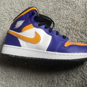 Säljer dessa Jordan 1 lakers  - Säljer dessa feta skor därför dem är försmå! Pris kan diskuteras! 