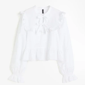 Vit blus med snörning  - Superfin blus med snörning från H&M. Helt slutsåld på hemsidan. Endast använd 1 gång🤍