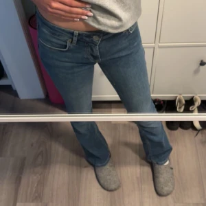 Lågmidjade jeans från zara💕 - Köpt för 400 och använt fåtal gånger. Ingen defekt och passar mig som är cirka 170💓