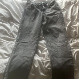 Straight jeans  - Säljer mina straight jeans från Gina tricot då de är för stora för mig eftersom de är rätt så oversized. De är inte använda så många gånger och är i storlek 36.