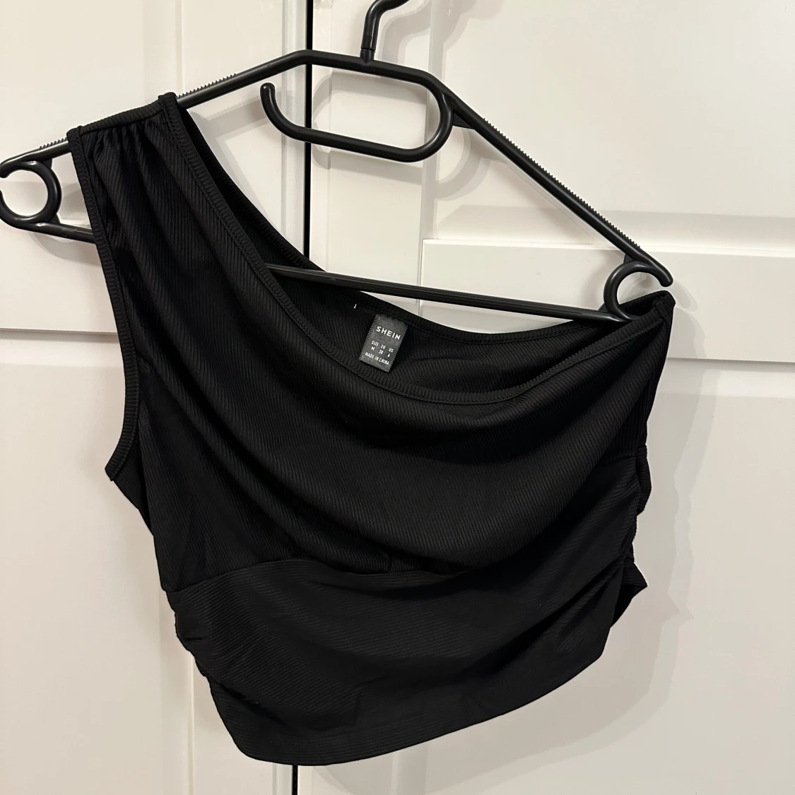 Svart ribbad topp - 90