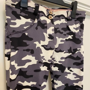 Freddy Wr Up Byxor - Militärmönstrade Freddy byxor i nyskick