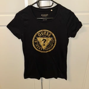 Guess T-shirt  - Använd 2-3gånger. I nyskick.