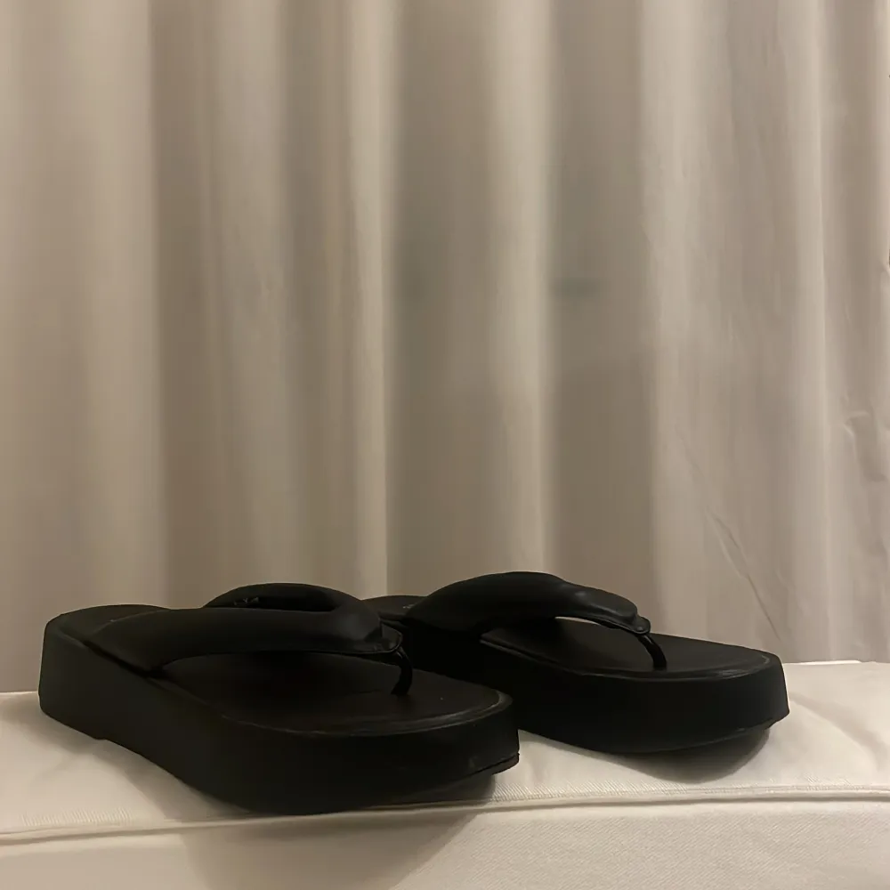 As snygga chunky platform flip-flops. Använda 2-3 ggr, så väldigt bra skick!   . Skor.