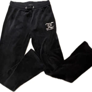 Juicy cotoure mjukisbyxa💛💛 - Jag säljer världens mjukaste och finaste par mjukisbyxor från juicy cotoure. Färgen är marinblå och är lätt att matcha andra plagg med.💛 Nytt skick!