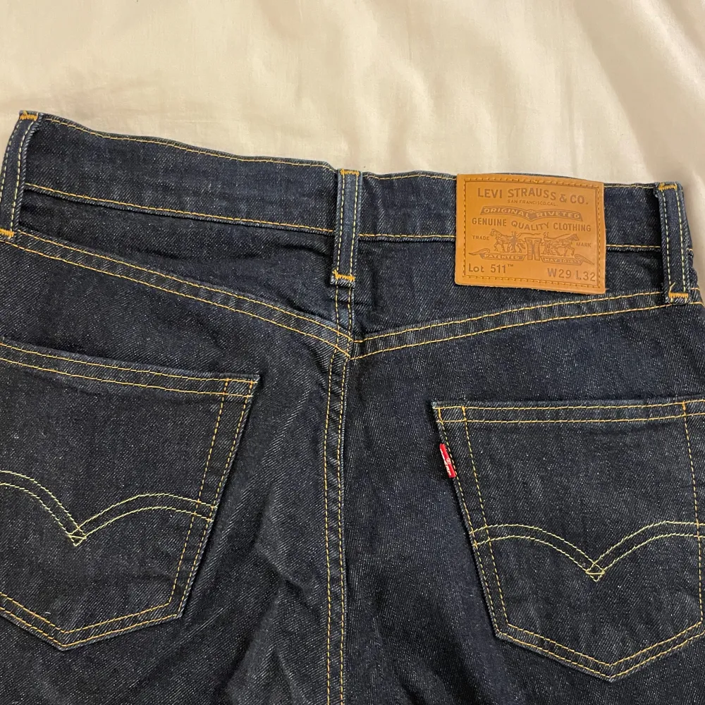 Mörkblå relativt raka Levis jeans i modellen 511(osäker)😙 Säljer då de är lite för små för mig! Aldrig använda🩷 . Jeans & Byxor.