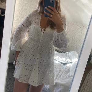 Jättefin vit klänning från Zara som är perfekt till studenten. Säljer på grund av att jag har hittat en ny studentklänning. Säljs inte längre på hemsidan!✨
