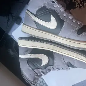 Har ett märke vid Nike loggan och lite creasade,köpt på kicks n stuff i Göteborg för 2500