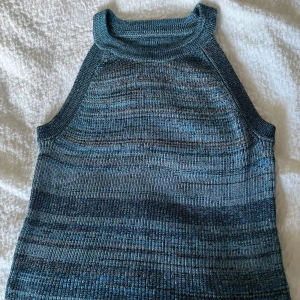 Stickad topp - Stickad topp i storlek s Vet tyvärr ej vart ifrån Frakt ingår ej!