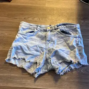 Fina jeans shorts  Från H&M  Stolek 42  Inte använd 