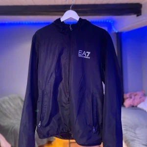 Ea7 skalljacka - Hejsan nu säljer jag min Ea7 jacka som passar perfekt till våren, jag säljer den på grund av att den börjar bli för liten på mig, den är hel och i väldigt bra skick.