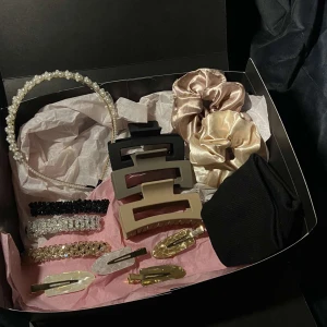 Hår Acessoarer  - Hej, vi är ett UF företag som säljer boxar med hår accessoarer för 189kr. Vi har tio boxar till försäljning just nu🤍