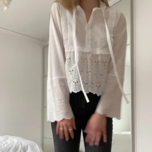 Vit zara blus med broderie och volangdetaljer  - Fint skick💗  Slutsåld🫶🏻