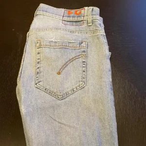 Dondup George  - Säljer ett par dondup jeans i riktigt bra skick. Modellen heter George och är slim fit. Storleken är 31 och passar någon som är runt 180.
