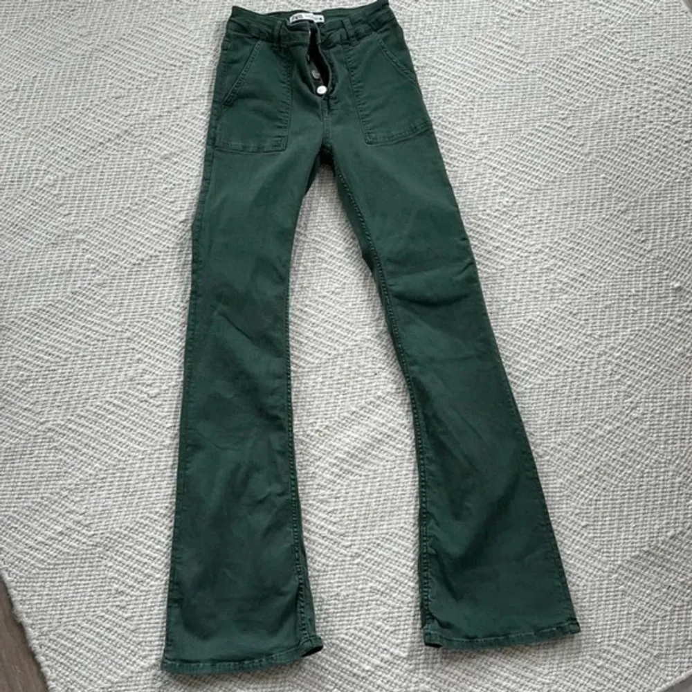Gröna bootcut jeans från Zara. Finns ej längre att köpa. Haft länge men inte använt så mycket (dvs bra skick!). Strl 34🩷. Jeans & Byxor.