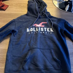 Snygg hoddie från hollister stolek s  - Snygg hoddie  Från Hollister  Stolek s  Använd 