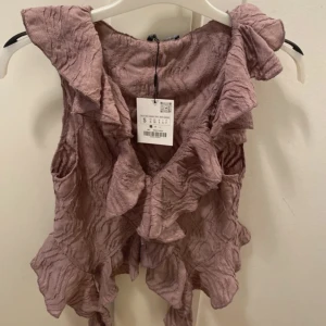 Topp från Zara - Oanvänd topp från zara i storlek S, skulle säga att den både passar för XS, då jag brukar ha den storleken!🥰