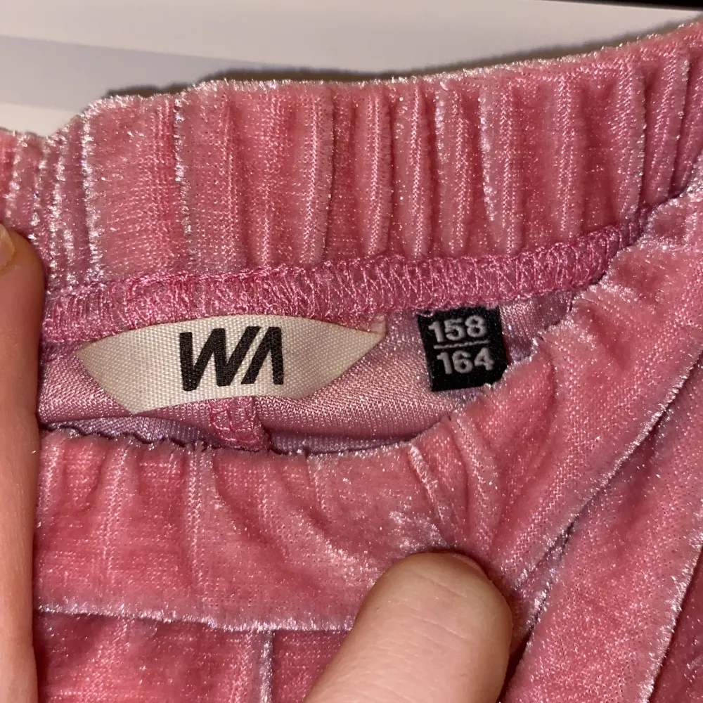 Rosa sammets byxor från WA, i storlek 158/164.  Pris går att diskutera!. Jeans & Byxor.