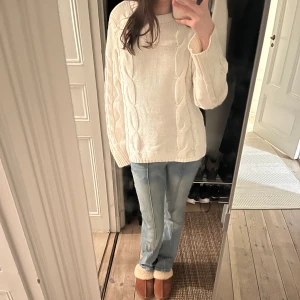 Jättemysig stickad tröja - Denna tröja är jättemysig en sen sommarkväll men den är lite stor på mig. Jättebra skick och från lager 157 så säljer billigt! Skriv för fler bilder